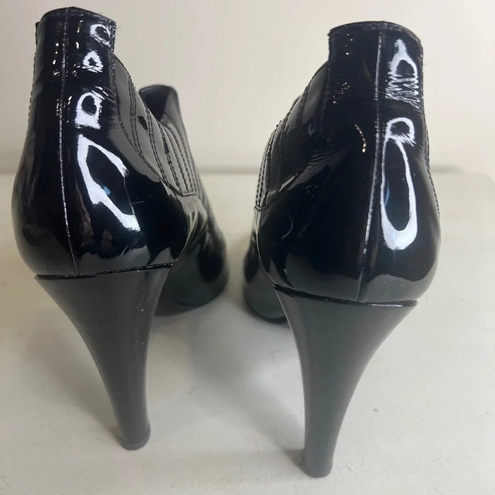 Chanel Size 39 Black Patent Leather Ribbed Ankle Boots Paris New York Collection